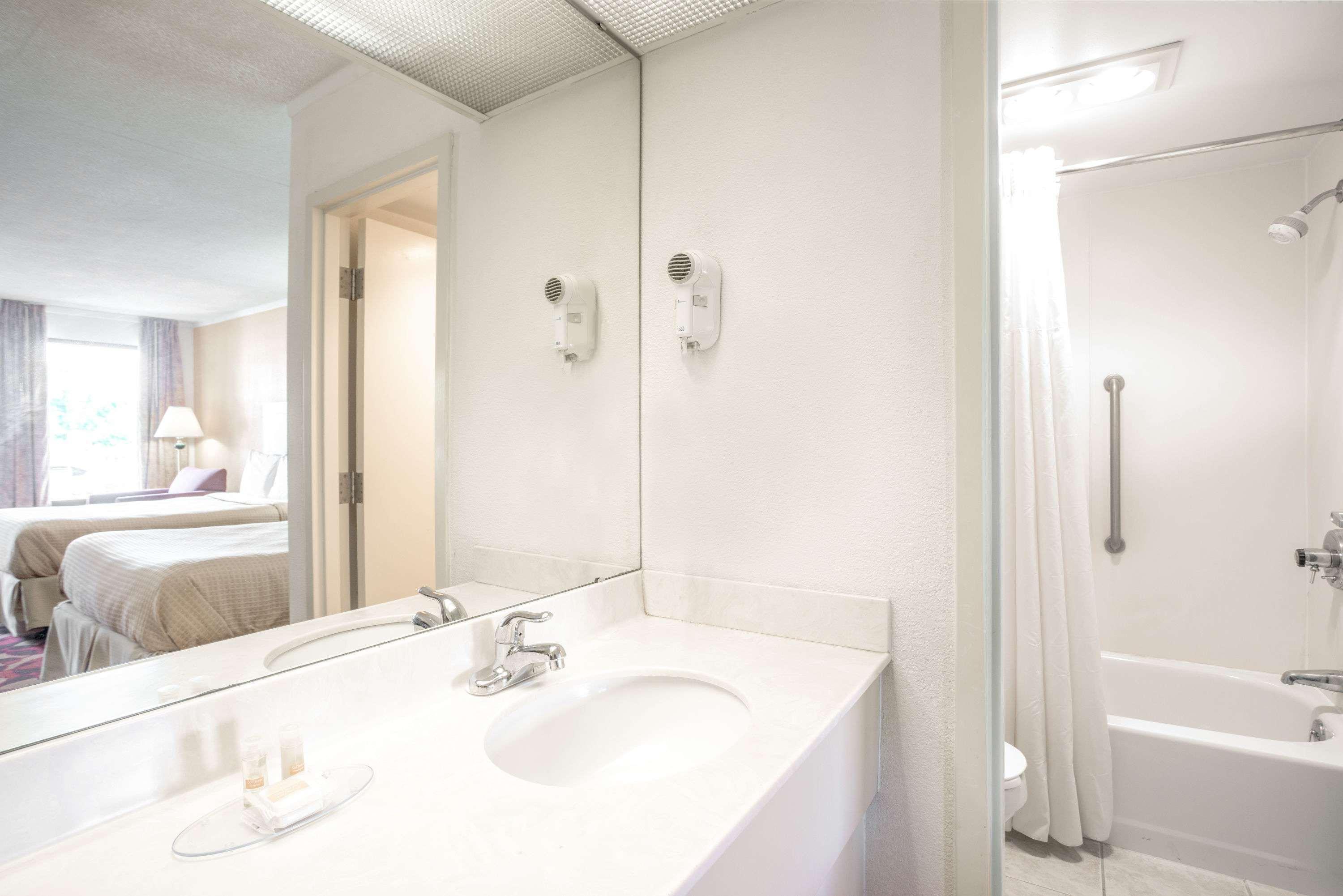 Days Inn By Wyndham Salem Esterno foto